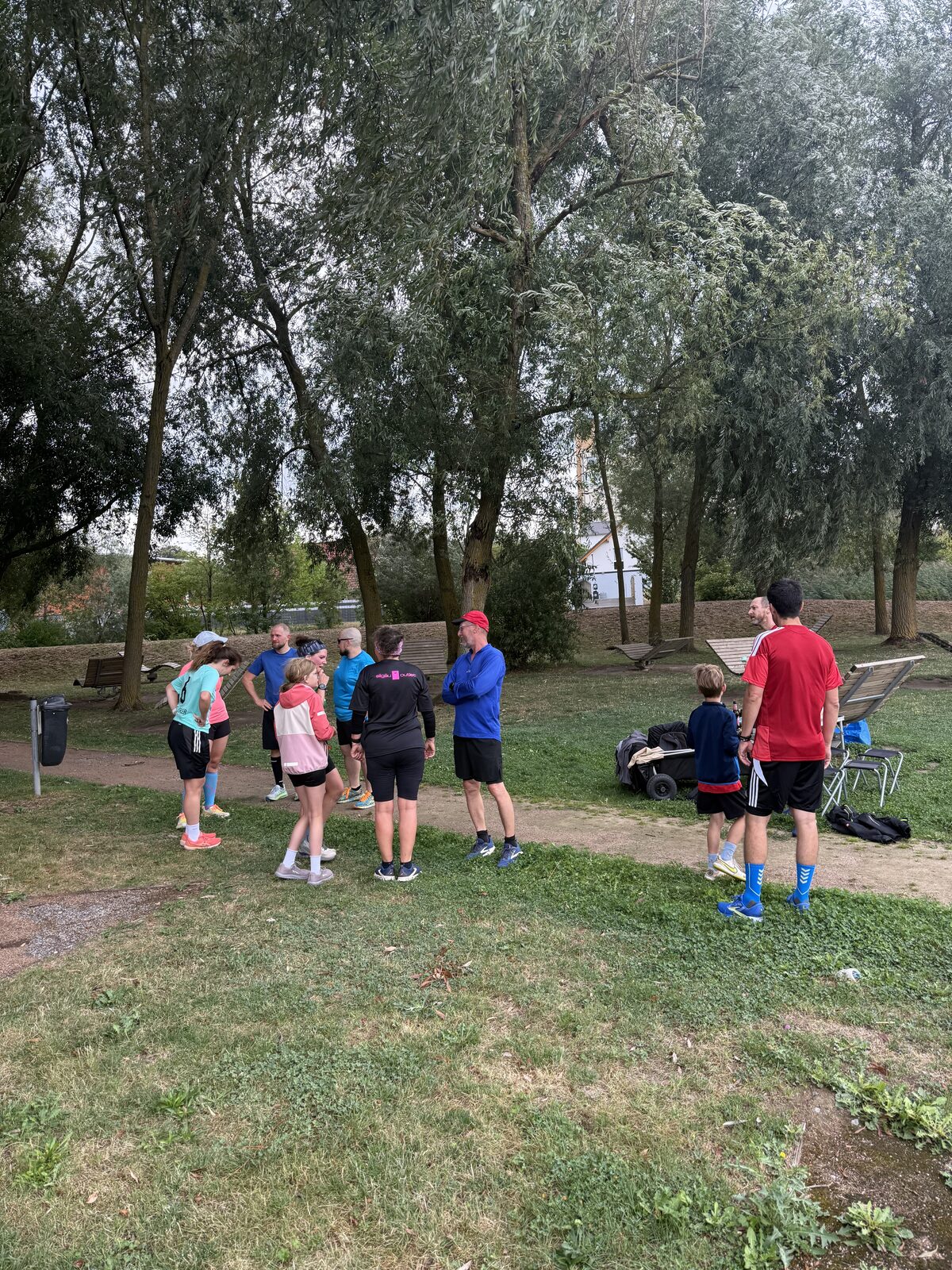 Teilnehmende beim gemeinsamen Treffen vor oder nach dem Lauf