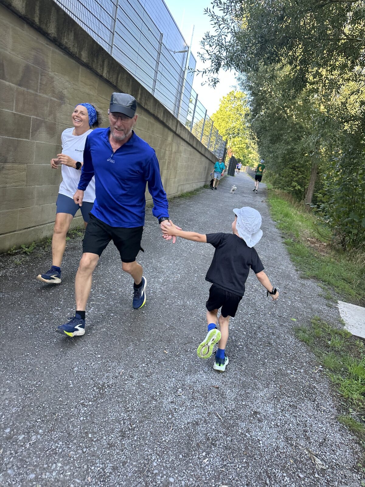 Menschen unterschiedlichen Alters gemeinsam auf der geplanten parkrun-Strecke in Eppingen